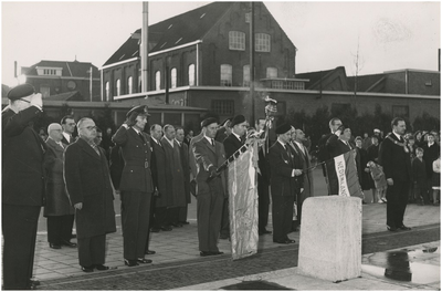 197659 Kranslegging bij het Bevrijdingsmonument door leden van de Belgische Bond van Oud-Strijders. Geheel rechts ...