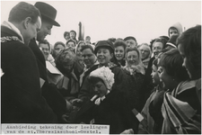 197669 Het aanbieden van een tekening namens leerlingen van de St. Theresiaschool aan burgemeester Charles van Rooy en ...