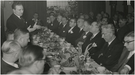 197674 Het houden van een toespraak door burgemeester Charles van Rooy tijdens de koffietafel in Hasselt. Geheel rechts ...