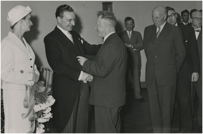 197699 Bijeenkomst in het Van Abbemuseum: het feliciteren van Charles van Rooy door raadslid en oud-wethouder J.L. van ...