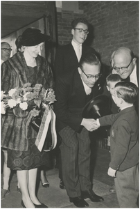 197708 Het verwelkomen van burgemeester Witte, zijn echtgenote Angeline Witte-Wüst en zijn zoon door Eindhovense ...