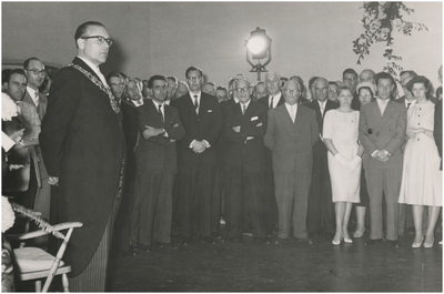 197712 Het kennismaken met gemeenteambtenaren. Rechtsvoor burgemeester Witte, 28-10-1959