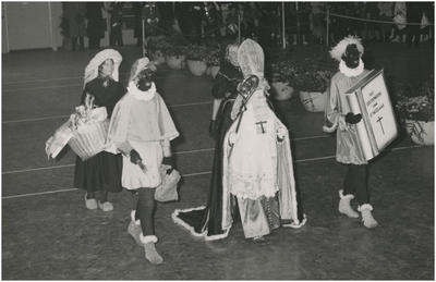 197717 De inhuldiging in de Philips Jubileumhal: Sinterklaas en Zwarte Pieten, 28-10-1959