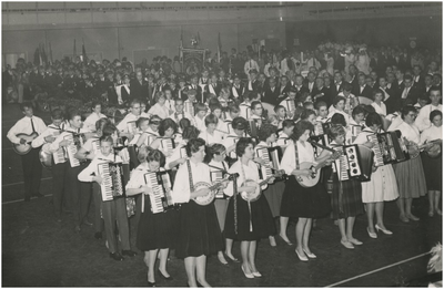 197719 De inhuldiging in de Philips Jubileumhal: een optreden van muziekgroep De Echo van het Zuiden, 28-10-1959