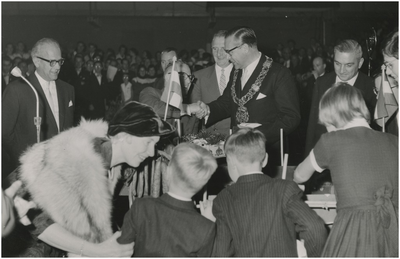 197721 De inhuldiging in de Philips Jubileumhal: het aanbieden van een geschenk aan burgemeester Witte, 28-10-1959