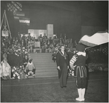 197724 De inhuldiging in de Philips Jubileumhal: het brengen van een eerbetoon aan burgemeester Witte, 28-10-1959