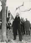 197730 Het omhakken van een boom door wethouder H.M. van Lieshout op de plaats van het nieuwe GG en GD gebouw, 24-03-1959