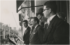  Een serie van 3 foto's betreffende het aanbieden van een vaandel aan het Eindhovens Studenten Corps, 25-04-1959