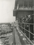 197747 Het bezoek van de Perzische sjah Mohammed Reza Pahlavi: het bekijken van het uitzicht vanaf het dak van het ...