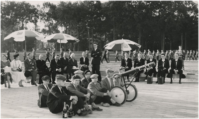 197761 De opening van de studentenflat aan de Boutenslaan: het uitvoeren van diverse ludieke opdrachten door de nieuwe ...