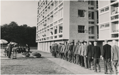 197762 De opening van de studentenflat aan de Boutenslaan: het uitvoeren van diverse ludieke opdrachten door de nieuwe ...