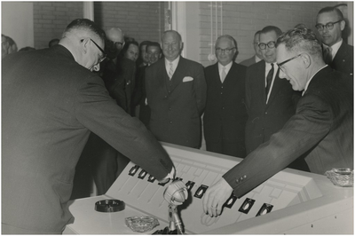 197768 De opening van het hoofdverdeelstation van Gemeentewerken aan de Daalakkersweg: het verrichten van de ...