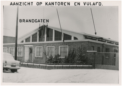  Een serie van 3 foto's betreffende de brand in kantoor en werkplaats aan Kanaaldijk 105-107, 13-01-1960
