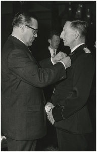 197802 Het opspelden van de onderscheiding tot Officier in de Orde van Oranje Nassau bij hoofdcommissaris B. van der ...