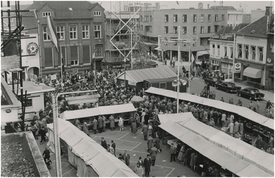197804 Koninginnedag: de kunstmarkt, 30-04-1960