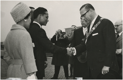  Serie van 8 foto's betreffende het bezoek van Koning Bhumibol en Koningin Sirikit van Thailand aan Eindhoven, 26-10-1960