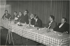 197861 Leden van de Eindhovense sociëteit Cultureel Contact en de Haarlemse sociëteit Teisterbant, met vierde van links ...