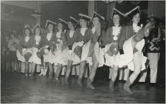 197863 Een optreden van de dansmariekes van carnavalsvereniging De Lichtnarren, 16-01-1961