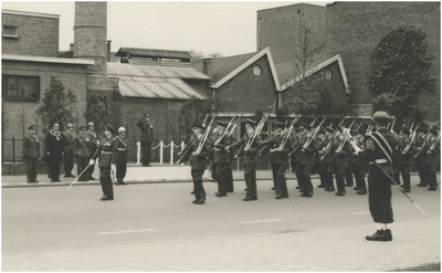  Serie van 5 foto's betreffende het afnemen van het militair defilé t.g.v. van Koninginnedag, 01-05-1960