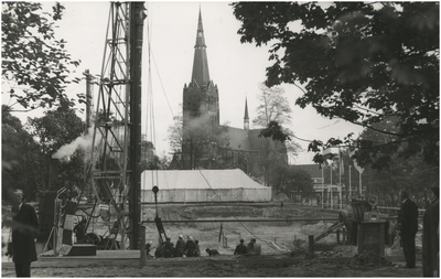  Serie van 5 foto's betreffende het slaan van de eerste paal van de Stadsschouwburg, 08-05-1961