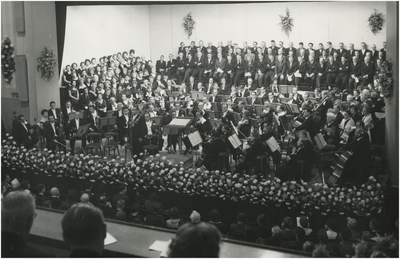 197944 Een bevrijdingsconcert van het Brabants Orkest in het gebouw Katholiek Leven tijdens de bevrijdingsweek. Het ...