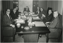 198143 Leden van de Stichting Winkelcentrum Woensel tijdens een vergadering, 20-11-1964