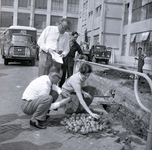  Serie van 2 negatieven, betreffende de vondst van oude gloeilampen bij werkzaamheden bij een Philipsgebouw, 1963