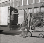 221225 Het bevrachten van een vrachtwagen met een vorkheftruck, 1963