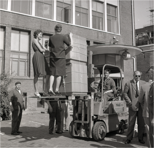 254923 Inboedel en twee dames op een vorkheftruck, 1963