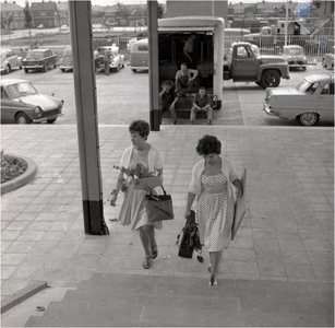 254917 Medewerksters betreden de trap naar hun nieuwe werkplek, 1963