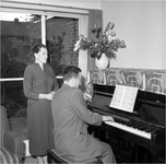 221227 Huiskamer, zangrepetitie van Mevrouw Groenewegen-Deelen, man achter de piano, 04-1957