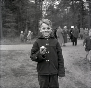 221232 Jongen met gevonden ei, 04-1960