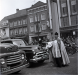  Het inzegenen van een auto door een pastoor, 05-1955