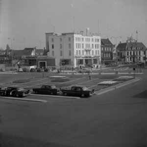221240 Stationsplein gezien vanaf het station, in het midden hotel 't Silveren Seepaerd, 04-1960