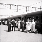 221241 Perron station Eindhoven, het uitzwaaien vertrekkende , 06-1960