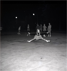 221244 Meisje toont haar kunsten op de rolschaatsen, 1960