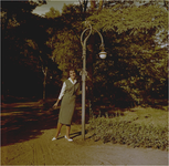 221253 Mannequin bij lantaarnpaal, 1957 - 1959