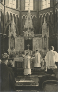 251842 Het vieren van de H. Mis in de Trudo kerk, 01-01-1950