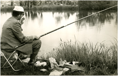 253888 Een visser tijdens een hengelconcours, 1950 - 1960