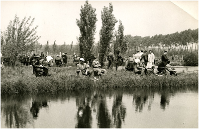 253890 Vissers tijdens een hengelconcours, 1950 - 1960