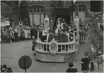 254096 Een deelnemende wagen van de optocht, 16-05-1951