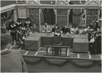 254098 Een deelnemende wagen van de optocht met een tafereel van een vergadering, 16-05-1951