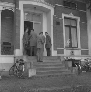 254908 De eerste studenten bij de ingang vanTechnische Hogeschool Eindhoven (THE), 09-1957