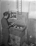 254909 Het vervaardigen van blaasinstrumenten, spoelbak, 11-1949