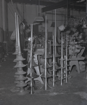 254910 Werkplaats, het vervaardigen van blaasinstrumenten, op elkaar gestapelde klankbekers, 11-1949
