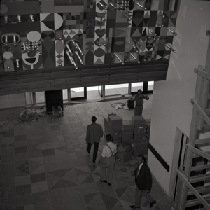 254921 Entree, waarboven kunstwerk, van het pand gezien vanaf de eerste etage, 1963