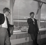 254922 Medewerker telefonisch in gesprek, 1963