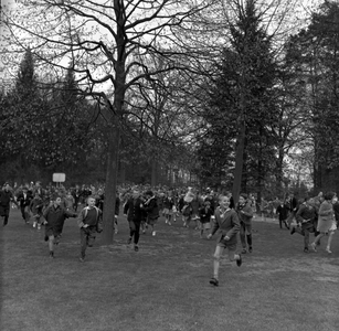 254940 Start van de paaseierenrace, 04-1960
