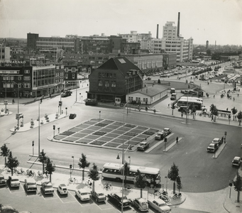 254949 Panorama Stationsplein, gezien richting postkantoor (pand op de hoek)/ Philips Lichttoren, 04-1960