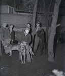 254956 Honden met hun baasjes, 04-1949
